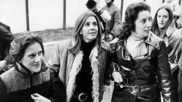 Photo de Gisèle Halimi avec Marie-Claire Chevalier et sa mère lors de leur procès en novembre 1972.