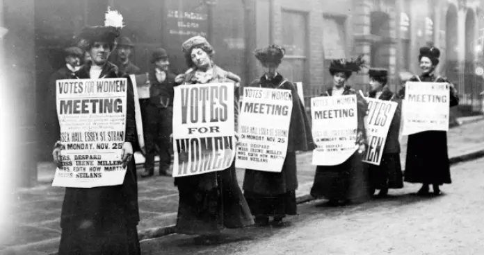 Des Suffragettes militent dans la rue